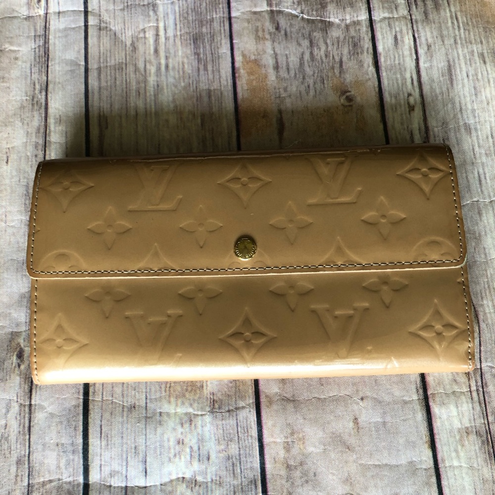 Louis Vuitton Vernis Beige Sarah long wallet.
